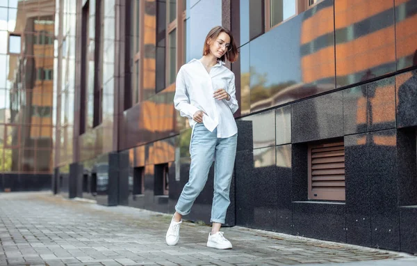 Olhar Elegante Jovem Mulher Moderna Camisa Jeans Óculos Fundo Prédio — Fotografia de Stock