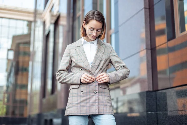Young Stylish Business Woman Buttons Jacket Button City — Fotografia de Stock