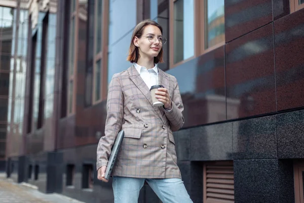 Business Woman Laptop Cup Coffee City — Fotografia de Stock