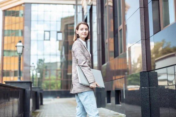 Informal Young Business Woman Laptop Walks City Background Business Building — 图库照片
