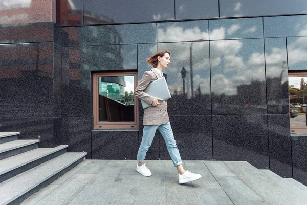 Young Informal Business Woman Confidently Walking Laptop City — Fotografia de Stock