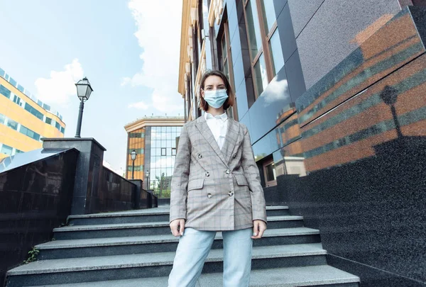 Retrato Uma Mulher Negócios Com Máscara Médica Cidade — Fotografia de Stock