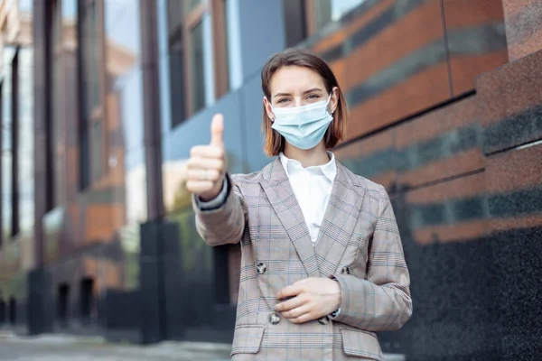Donna Con Maschera Medica Mostrando Pollice Alto Città — Foto Stock