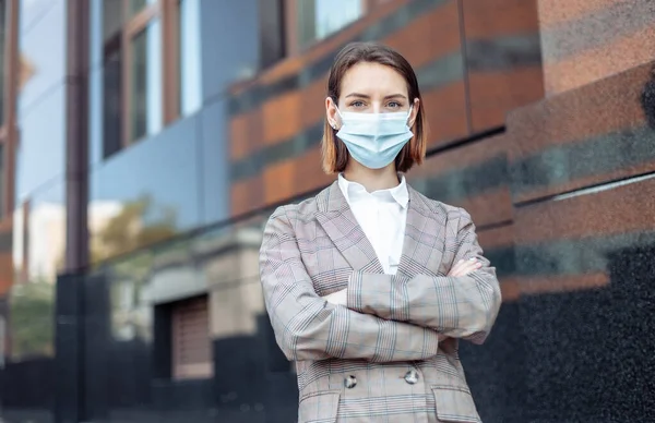 Ritratto Una Donna Affari Con Una Maschera Medica Città — Foto Stock