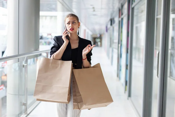 Mujer Joven Carismática Con Bolsas Compras Hablando Por Teléfono Centro —  Fotos de Stock