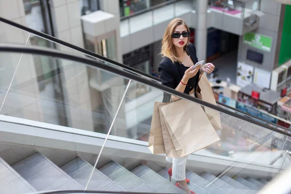 Moda Kaukaska Kobieta Okularach Przeciwsłonecznych Torby Zakupy Pomocą Telefonu Chodzenie — Zdjęcie stockowe