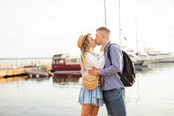 Young Loving Couple Tourists Kiss Background Yacht Club Love Travel — 图库照片