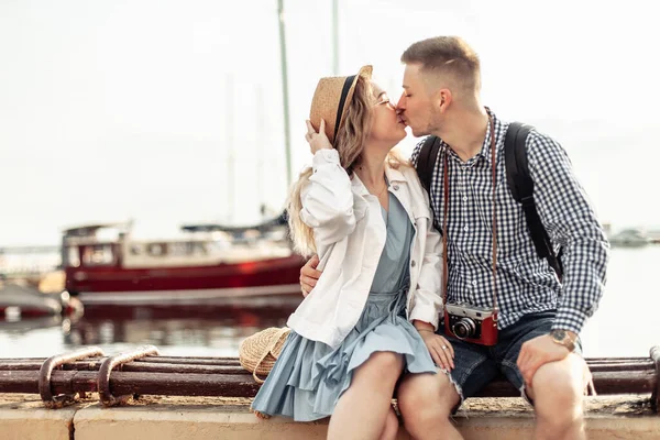 Young Loving Couple Tourists Kissing Background Yacht Club — 图库照片