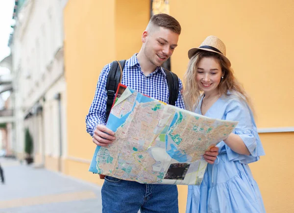 Young Couple Tourists Exploring City Map European Street — 图库照片