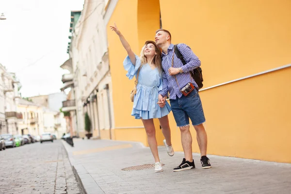 Young Couple Tourists Love Stroll European Street — 图库照片