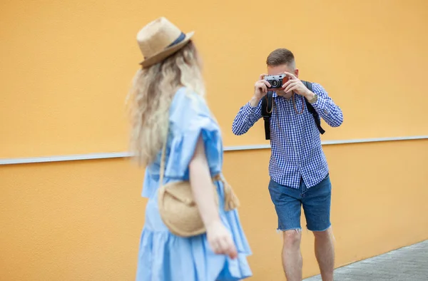 Hombre Fotografía Una Joven Bonita Mujer Una Calle Europea Par — Foto de Stock