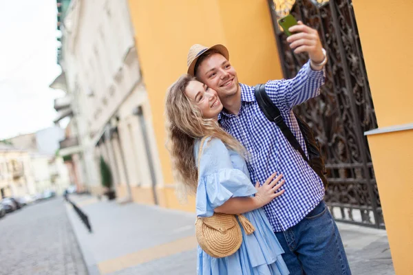 Young Couple Tourists Makes Selfie Smartphone European Street — 图库照片