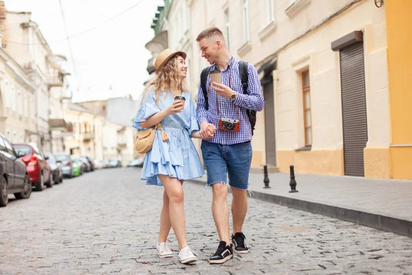 Young Loving Couple Tourists Stroll European Street Drink Coffee — 图库照片