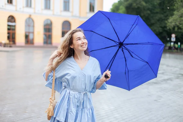 Young Smiling Woman Dress Umbrella Waiting Rain City — Fotografia de Stock