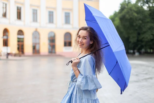 Joven Mujer Sonriente Vestido Con Paraguas Ciudad Verano Tiempo Lluvioso — Foto de Stock