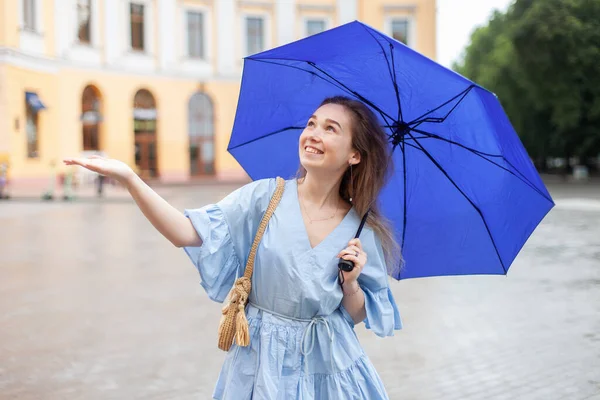 Junge Lächelnde Frau Kleid Mit Regenschirm Wartet Der Stadt Auf — Stockfoto