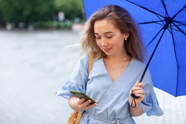 Smiling Young Woman Using Phone Umbrella City Rainy Summer Weather — Stockfoto