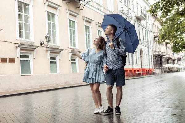 Young Couple Love Umbrella Stroll City Rainy Weather — 图库照片