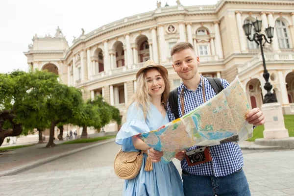 Jovem Casal Turistas Explorando Mapa Cidade Cidade Europeia — Fotografia de Stock