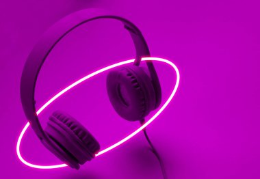 Şık kulaklıklar. 80 'lerin sentetik dalgası ve parlayan elips fütüristik estetiği. Eski moda soyutlama kavramı