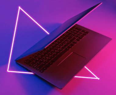 Modern laptop. 80 'lerin sentetik dalgası ve parlayan üçgen fütüristik estetiği. Eski moda soyutlama kavramı