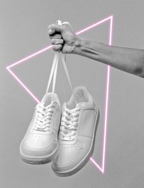 Spor ayakkabılarını bağcıklarından tut. 80 'lerin sentetik dalgası ve parlayan üçgen fütüristik estetiği. Eski moda soyutlama kavramı