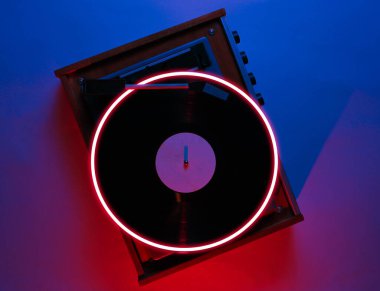 Eski vinil çalar. 80 'lerin sentetik dalgası ve parlayan retrodalga daire fütüristik estetiği. Eski moda soyutlama kavramı