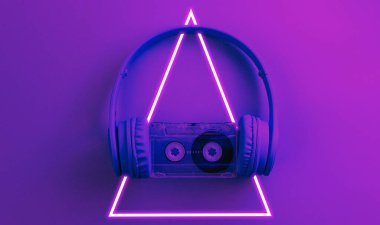 Ses kaseti olan kulaklıklar. 80 'lerin sentetik dalgası ve parlayan üçgen fütüristik estetiği. Eski moda soyutlama kavramı