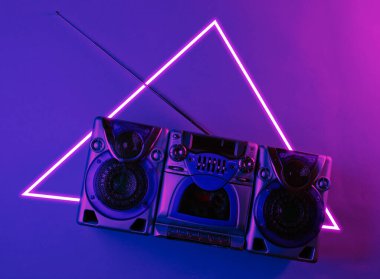 Antenli ses kaydedici. 80 'lerin sentetik dalgası ve parlayan üçgen fütüristik estetiği. Eski moda soyutlama kavramı