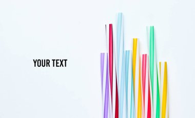 Beyaz arka planda bir sürü renkli kokteyl tüpü var. Üst Görünüm Kopyalama alanı