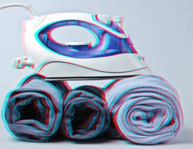 Gri arka planda ütülü giysiler. Arıza efekti