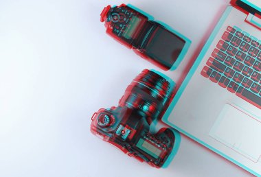 Gri arka planda profesyonel ekipman fotoğrafçısı. Laptop, kamera ve flaş. Arıza etkisi. Üst görünüm