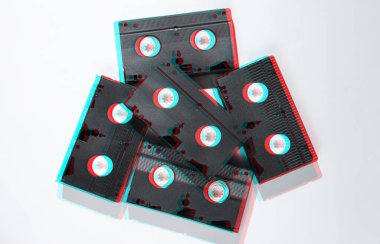 Beyaz arka planda bir sürü video kaseti var. Retro tarzı. Arıza efekti