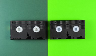 Yeşil arka plandaki video kasetler. Retro biçimi 80