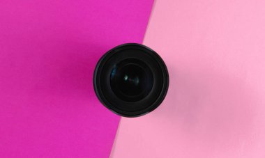 Renkli bir kağıtta mercek.