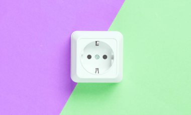 Renkli kağıt arkaplanda güç soketi, minimalizm
