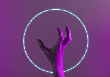 Mavi neon ışığı olan harika bir kadın eli. Cadılar Bayramı teması. Minimalizm modası. Sürrealizm. Sanat kavramı