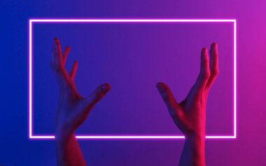 Harika kadın elleri ve neon ışığı. Cadılar Bayramı teması. Minimalizm modası. Sürrealizm. Sanat kavramı