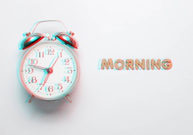 Gri arkaplandaki alarm saatini sabah mesajlarıyla birlikte mektuplarla birlikte geri getir. Üst Manzara. Asgari konsept Arıza etkisi
