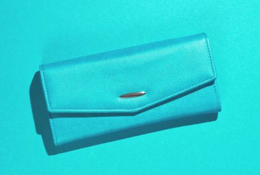 Mavi arka planda şık deri cüzdan. Üst görünüm