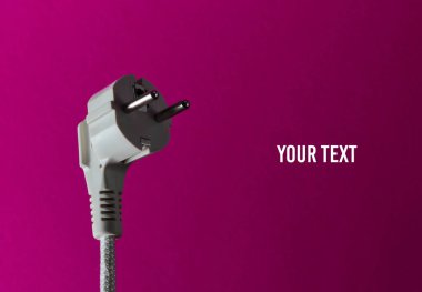 Pembe arka planda elektrik prizi yakın plan. Boşluğu kopyala