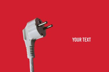 Kırmızı arka planda elektrik prizi yakın plan. Boşluğu kopyala