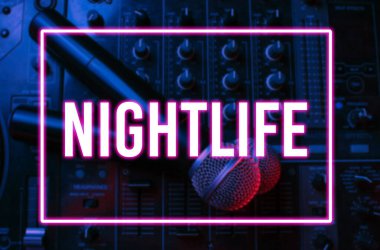 Gece kulübü, gece hayatı konsepti. Disko. DJ kumandasında iki mikrofon. Neon çerçeve