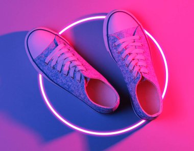 Modaya uygun spor ayakkabılar. 80 'lerin sentetik dalgası ve parlayan retrodalga daire fütüristik estetiği. Eski moda soyutlama kavramı