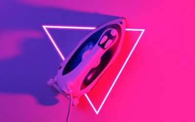 Ütü için ütü. 80 'lerin sentetik dalgası ve parlayan üçgen fütüristik estetiği. Eski moda soyutlama kavramı