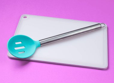 Mutfak tahtasında pembe bir kaşık var. Asya mutfağı