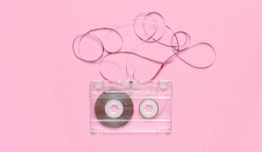 Müzik aşığı minimalizmi. Retro stili 80 'ler. Pembe pastel kağıt arka planda film içeren ses kaseti.