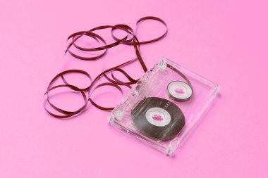 Müzik aşığı minimalizmi. Retro stili 80 'ler. Pembe kağıt arkaplanlı film içeren ses kaseti.