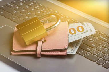 Çevrimiçi alışverişe kısıtlama. Laptop klavyesinde kilitli çanta