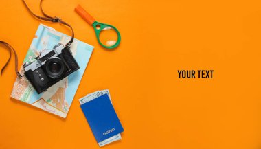 Gezgin aksesuarları, sarı arka planda retro kamera. Sahilde gezi, tatil. Yaz minimalist geçmişi. Düz yatay turizm alegorisi